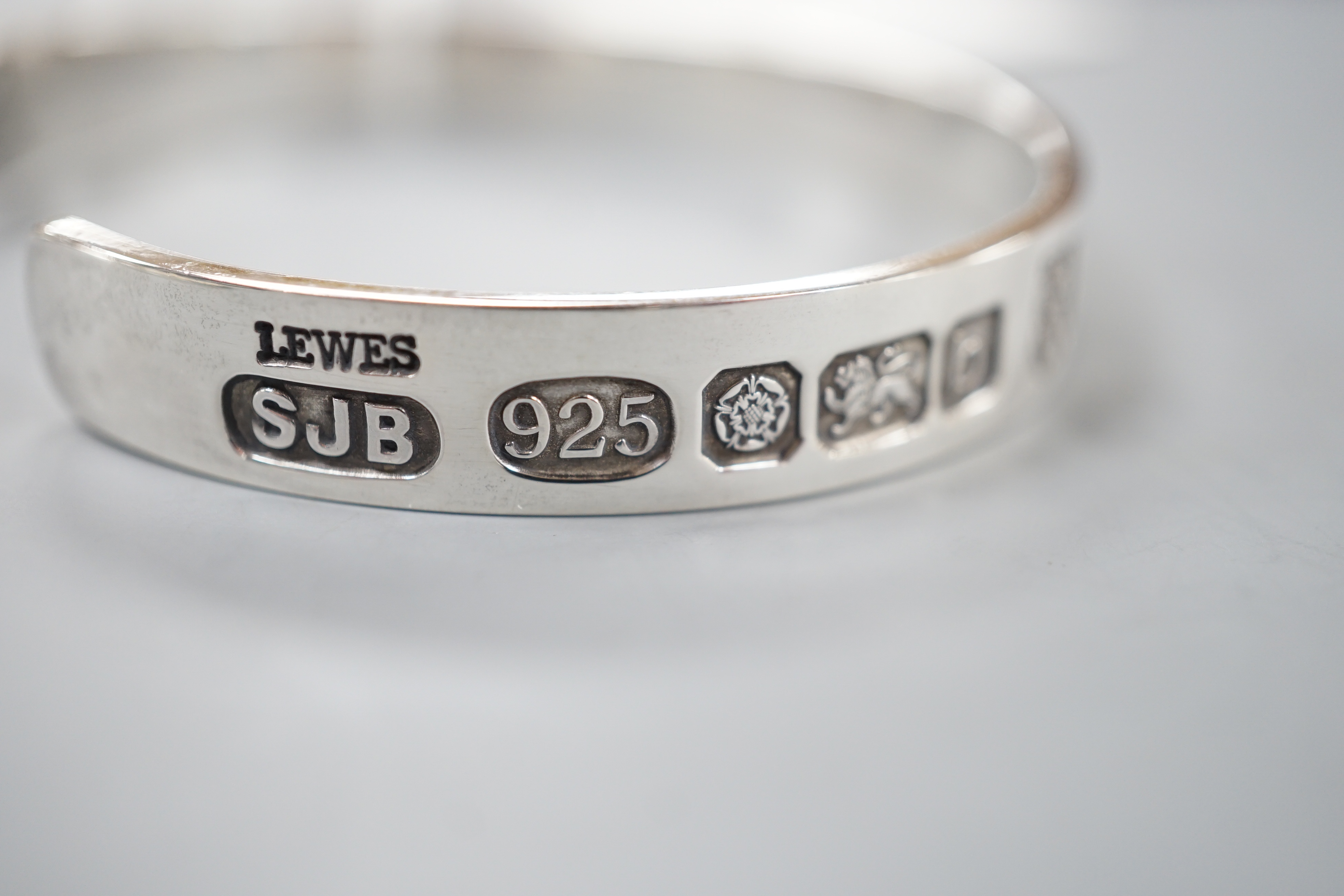 A modern Simon Beer of Lewes open bangle and silver band and assorted sundry jewellery.